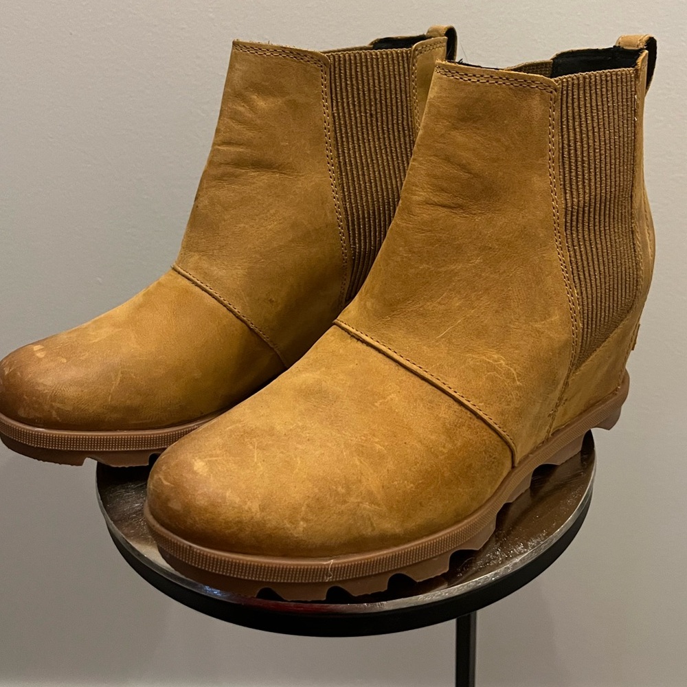 Joan of Arctic Sorel Hidden Wedge Boots, Sz. 10. Genuine leather. Fall/Winter
